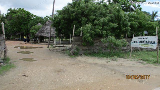  Kaole Mamba ranch, entrance along the road to Kaole
