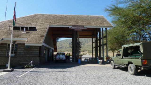  mount Longonot national park's main gate, with mount Longonot in the background <sup>1</sup>
